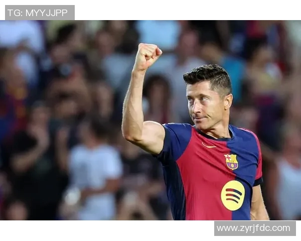 莱万重返老特拉福德为曼联进球拜仁球迷怒斥其背叛与忘恩负义